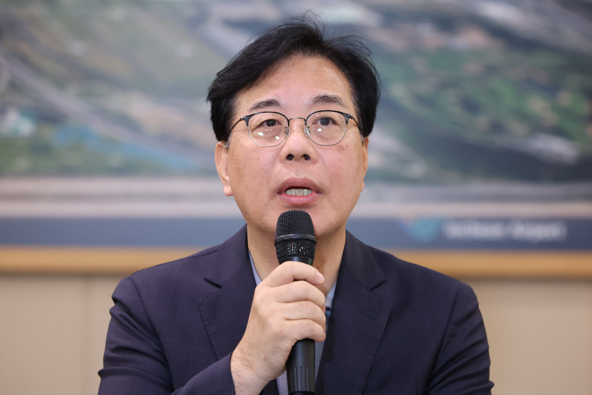 ▲국회 외교통일위원회 캄보디아 방문 일정을 마치고 귀국한 송언석 국민의힘 원내대표가 23일 오전 인천국제공항 1터미널에서 캄보디아 사태 관련 기자간담회를 하고 있다. 2025.10.23.  (뉴시스)