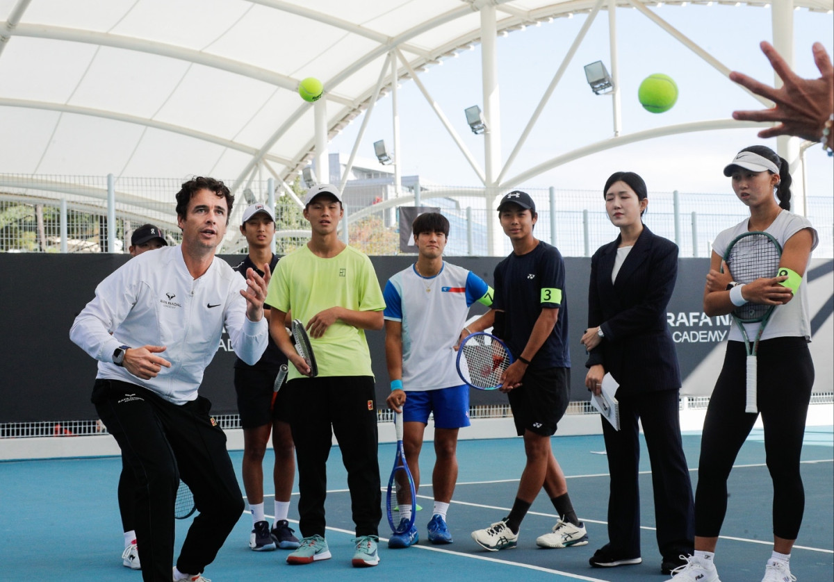 ▲라파 나달 아카데미 소속 토메오 살바(Tomeu Salva) 코치가 기아 주니어 테니스 프로그램에 참여한 주니어 테니스 선수들을 트레이닝 하고 있는 모습. (사진=기아)