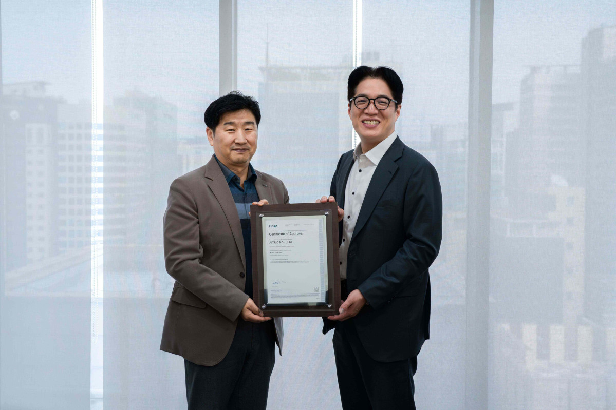 ▲ 김광준 에이아이트릭스 대표와 이일형 로이드인증원 대표가 기념촬영을하고 있다. (사진제공=에이아이트릭스)