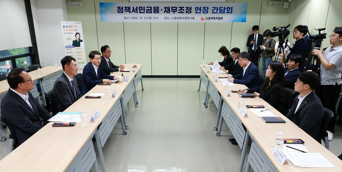 ▲이억원 금융위원장이 23일서울 중구 서민금융통합지원센터에 방문해 현장 상담원들과함께 제도의 개선 방향에 대해 논의하고 있다. (사진제공=금융위원회)