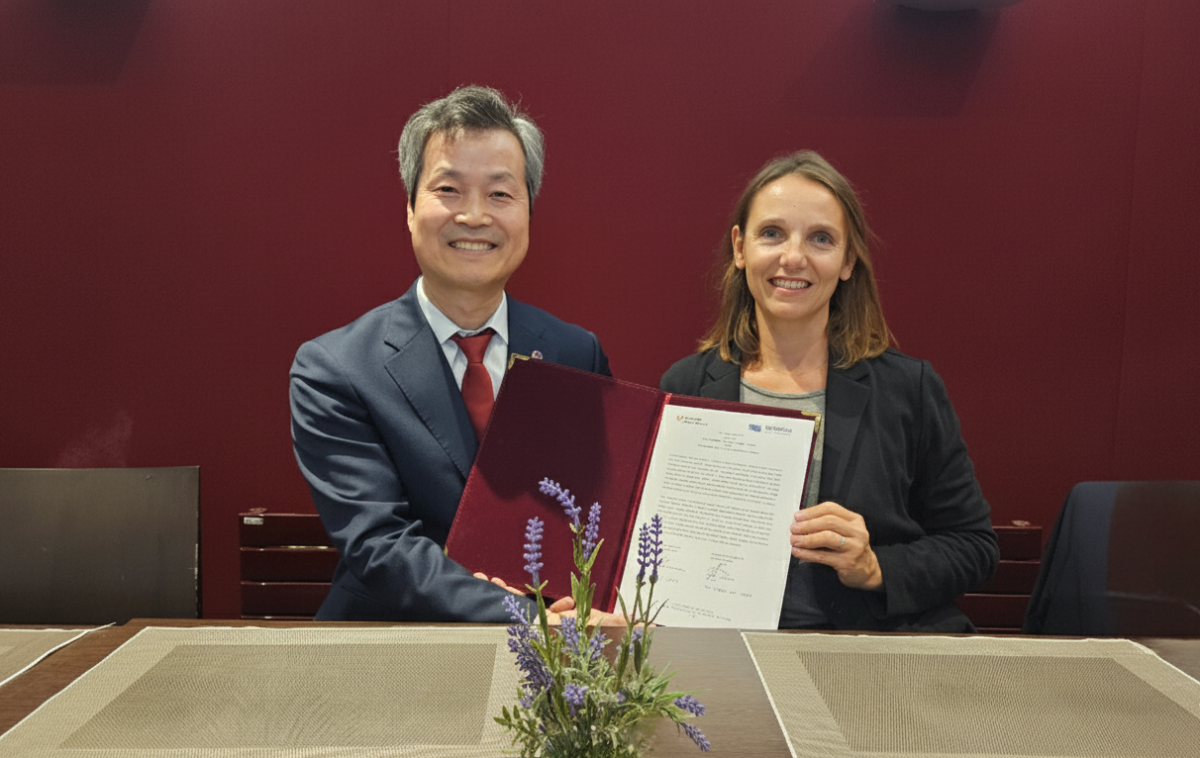 ▲원용걸 서울시립대학교 총장과 카롤린 롤랑 디아망 파리낭테르대학교 총장이 22일 양교 간 국제 교류를 활성화하기 위한 신규 협력의향서(LOI)를 체결했다. (사진=서울시립대)