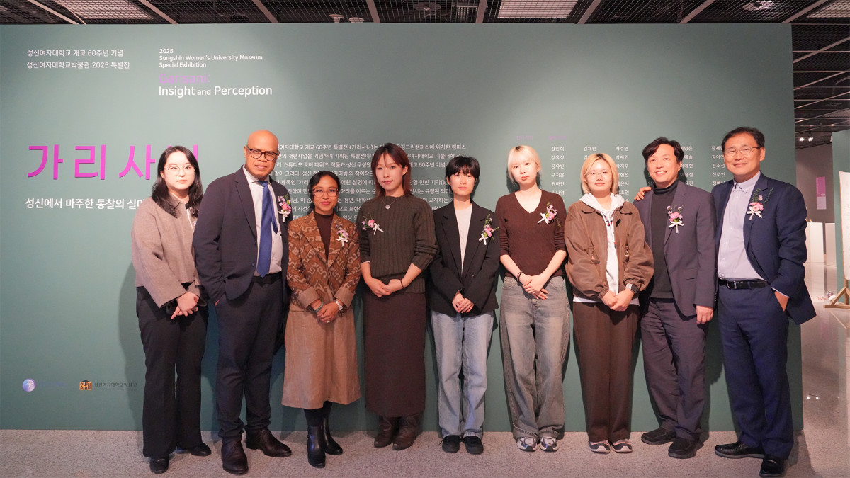 ▲성신여대 이성근 총장(오른쪽 첫 번째)과 이 와얀 아드냐나 인도네시아 발리예술대학 총장 내외(왼쪽 두 번째, 세 번째)가 성신여대박물관 특별전 '가라사니' 관람 후 학생 작가들과 기념 촬영을 하고 있다. (사진=성신여대)