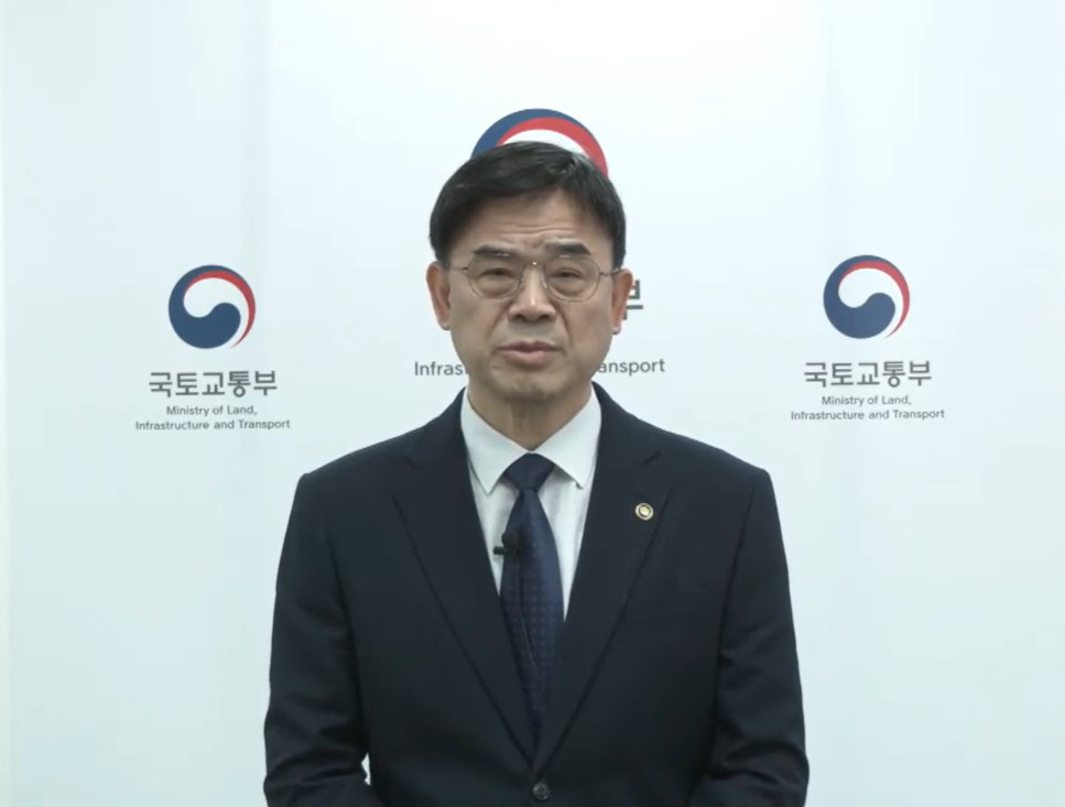 ▲대국민 사과하고 있는 이상경 국토교통부 1차관. (국토교통부 유튜브 캡처)