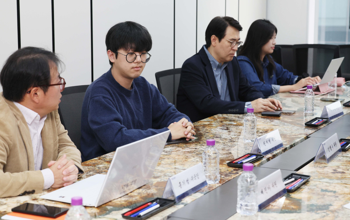 ▲23일 서울 강남구 이투데이 편집국 회의실에서 ‘이투데이 독자편집위원회’ 회의가 진행되고 있다. 이 자리엔 이규복 위원장, 강명수, 김수희, 배진아, 원지현, 황세운 위원과 홍기범 이투데이 부국장이 참석해 의견을 나눴다. 신태현 기자 holjjak@