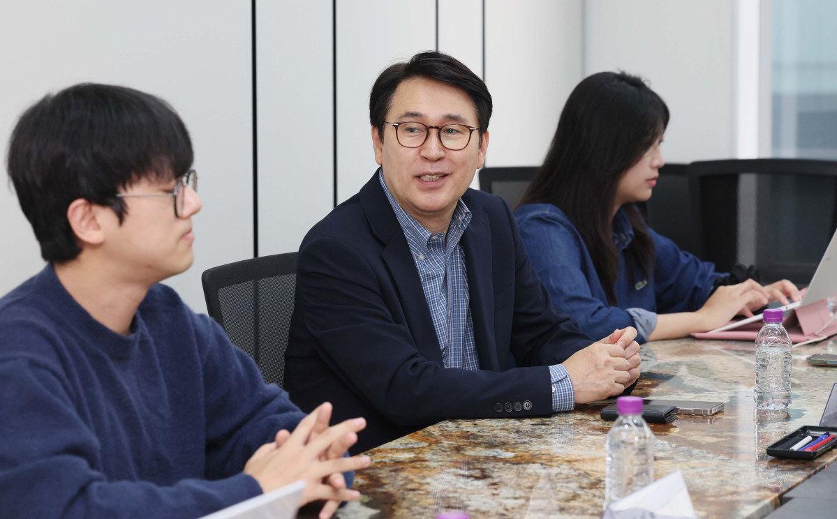 ▲이규복 이투데이 독자편집위원회 위원장이 23일 서울 강남구 이투데이 편집국 회의실에서 열린 ‘이투데이 독자편집위원회’ 회의에서 발언하고 있다. 이 자리엔 이 위원장, 강명수, 김수희, 배진아, 원지현, 황세운 위원과 홍기범 이투데이 부국장이 참석해 의견을 나눴다. 신태현 기자 holjjak@