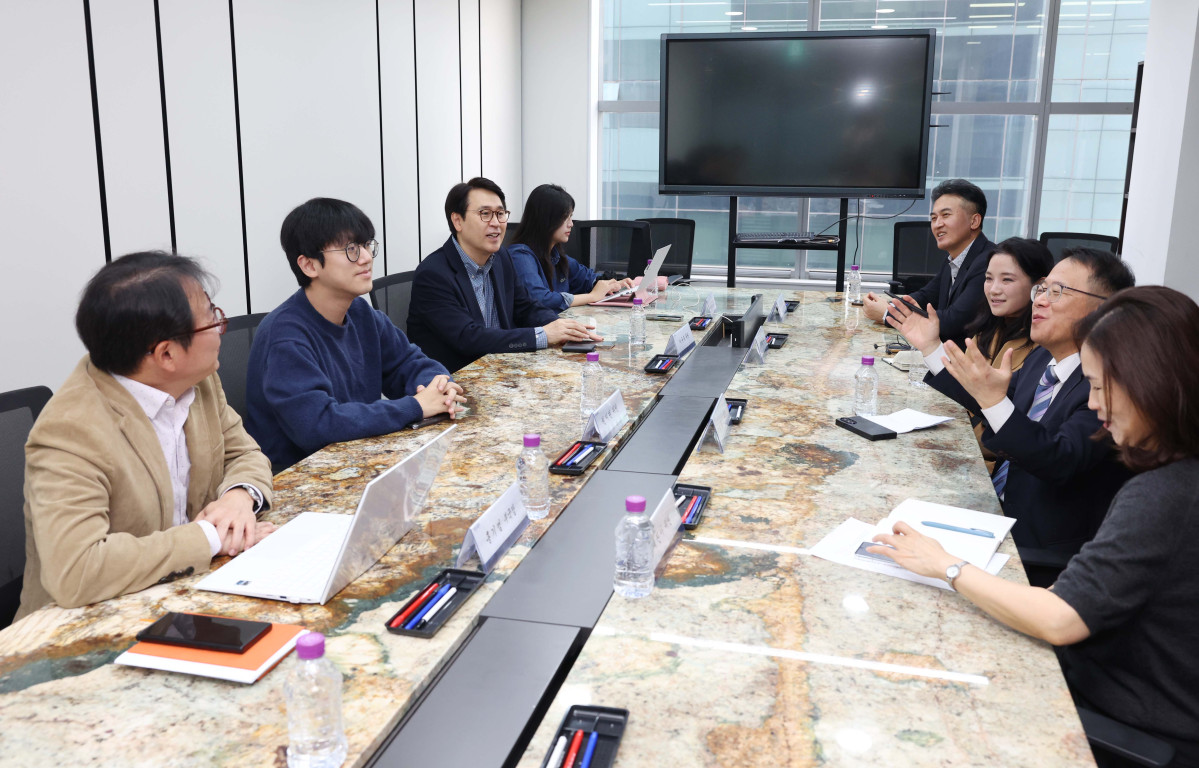 ▲23일 서울 강남구 이투데이 편집국 회의실에서 ‘이투데이 독자편집위원회’ 회의가 진행되고 있다. 이 자리엔 이규복 위원장, 강명수, 김수희, 배진아, 원지현, 황세운 위원과 홍기범 이투데이 부국장이 참석해 의견을 나눴다. 신태현 기자 holjjak@