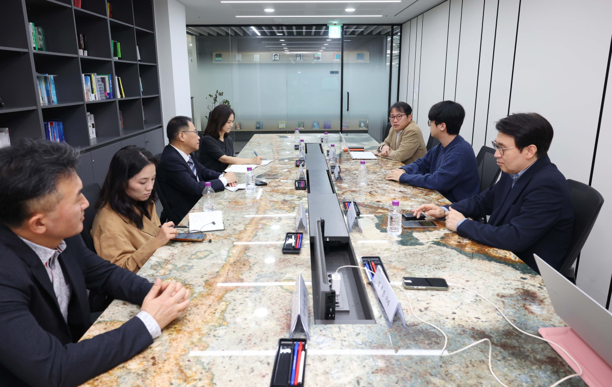 ▲23일 서울 강남구 이투데이 편집국 회의실에서 ‘이투데이 독자편집위원회’ 회의가 진행되고 있다. 이 자리엔 이규복 위원장, 강명수, 김수희, 배진아, 원지현, 황세운 위원과 홍기범 이투데이 부국장이 참석해 의견을 나눴다. 신태현 기자 holjjak@