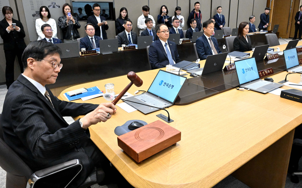 ▲이창용 한국은행 총재가 23일 서울 중구 한국은행 본관에서 열린 금융통화위원회 본회의에서 의사봉을 두드리고 있다. 사진공동취재단