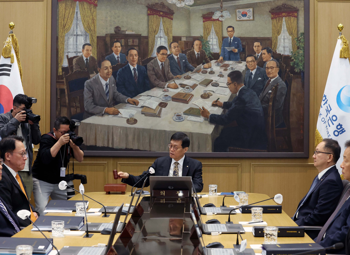 ▲이창용 한국은행 총재가 23일 서울 중구 한국은행 본관에서 열린 금융통화위원회 본회의에서 의사봉을 두드리고 있다. 사진공동취재단