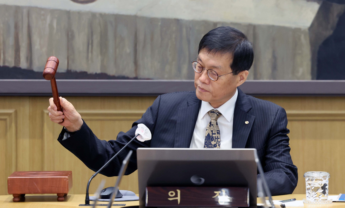 ▲이창용 한국은행 총재가 23일 서울 중구 한국은행 본관에서 열린 금융통화위원회 본회의에서 의사봉을 두드리고 있다. 사진공동취재단