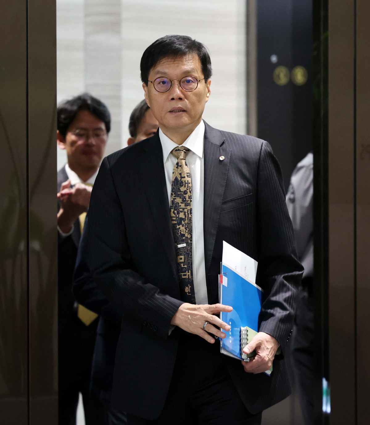 ▲이창용 한국은행 총재가 23일 서울 중구 한국은행 본관에서 열린 금융통화위원회 본회의에 참석하고 있다. 사진공동취재단