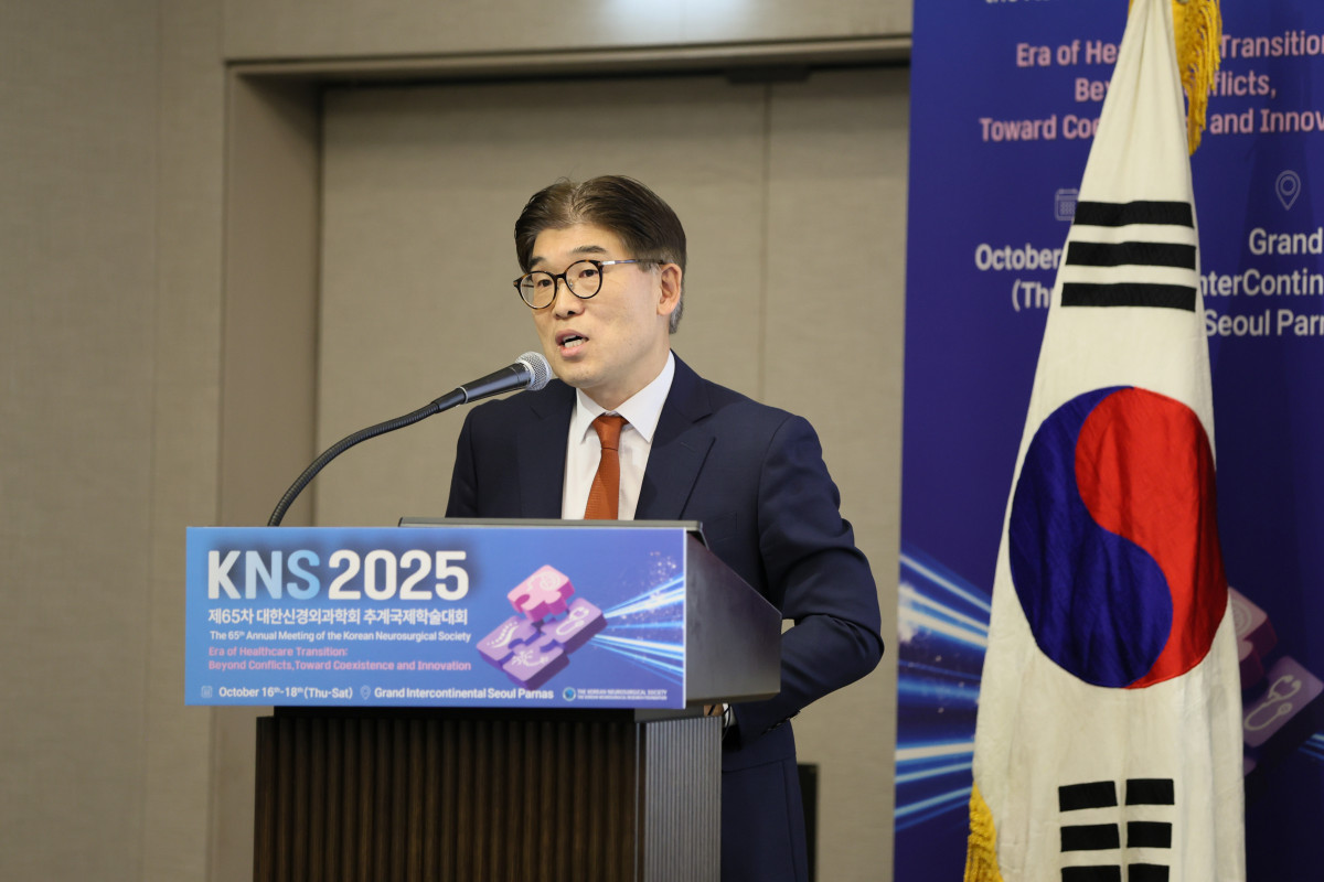 ▲지규열 병원장(연세하나병원)이 대한신경외과학회 추계국제학술대회 좌장으로 참여한 모습. (연세하나병원)