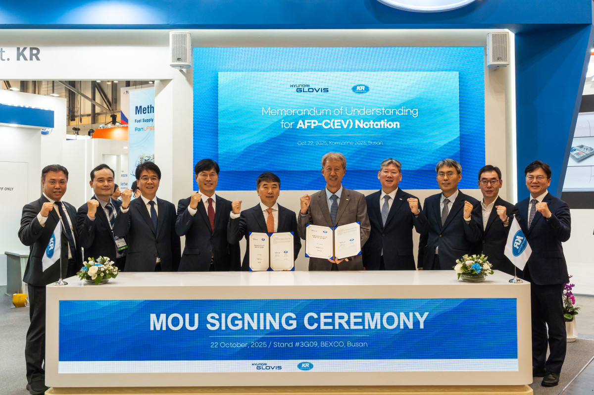 ▲현대글로비스는 한국선급과 '전기차 해상운송 안전강화 협약'을 체결했다. 사진은 지난 22일 부산 벡스코에서 김태우 현대글로비스 물류사업본부장(부사장, 왼쪽부터 다섯 번째), 이형철 한국선급 회장(왼쪽 여섯번째) 등이 협약 서명 후 기념촬영을 하고 있는 모습.  (사진=현대글로비스)