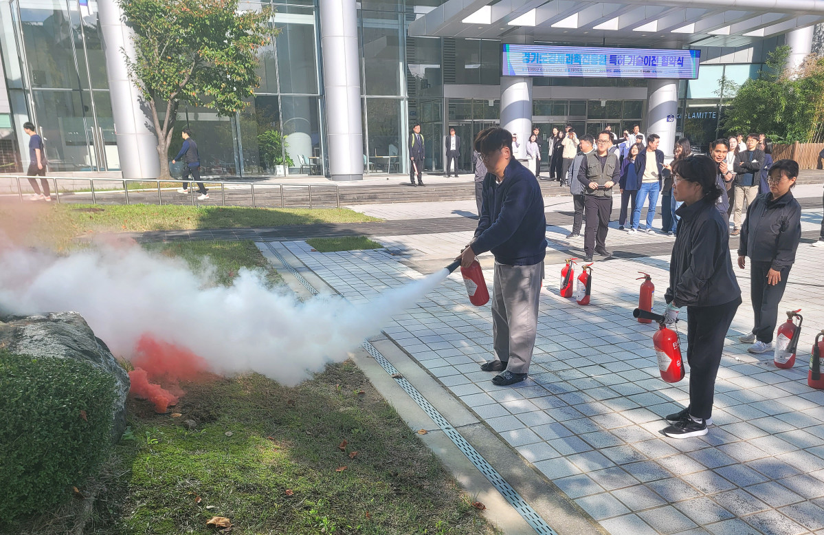 ▲경기도경제과학진흥원 소속 참가자들이 23일 광교 경기바이오센터에서 실시된 민관합동 소방대피훈련에서 소화기를 이용해 화재 진압 실습을 하고 있다. (경기도경제과학진흥원)