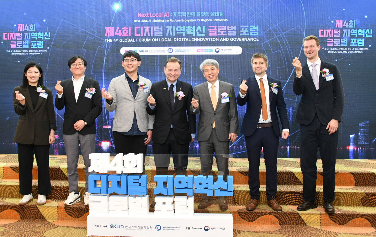 ▲서울 프레지던트호텔에서 열린 ‘제4회 디지털 지역혁신 글로벌 포럼’에서 한국지역정보개발원 김석진 부원장(오른쪽부터 3번째)을 비롯한 주요내빈이 기념촬영을 하고 있다. (한국지역정보개발원)