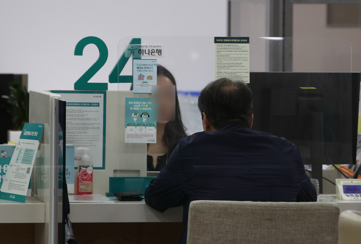 ▲서울의 한 시중은행 대출 창구를 찾은 시민이 상담을 하고 있다. 기사 내용과 무관 (뉴시스)