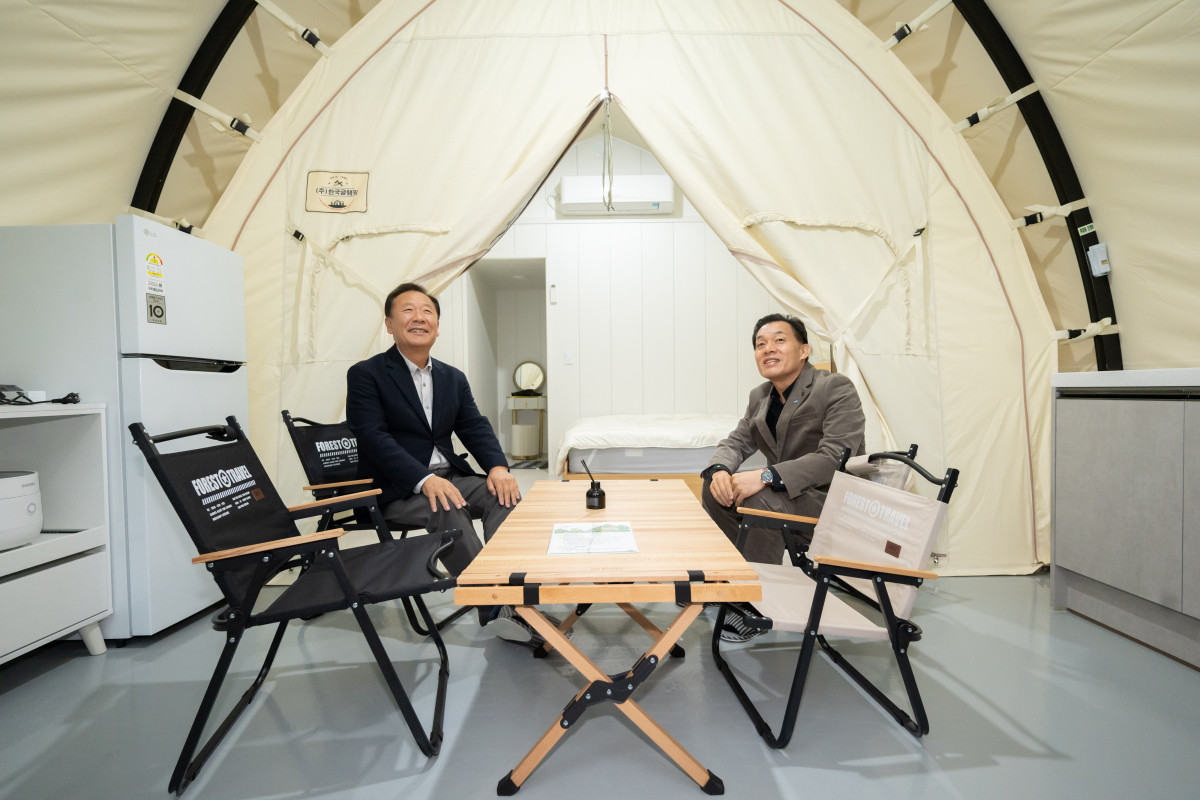 ▲이재준 수원시장(오른쪽)과 박현국 봉화군수가 글램핑 시설을 살펴보고 있다. (수원특례시)