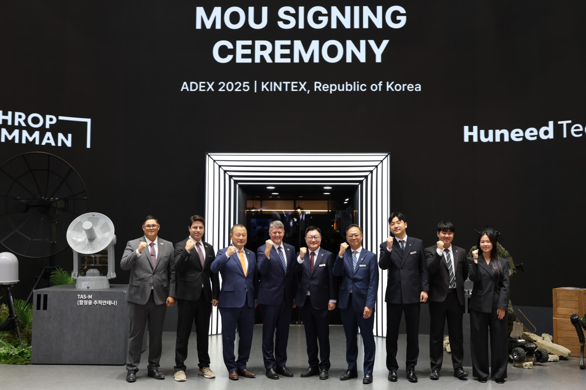 ▲노스롭그루먼과 휴니드테크놀러지스 임직원들이 23일 양해각서 체결후 기념사진을 촬영하고 있다. (휴니드테크놀로지스)