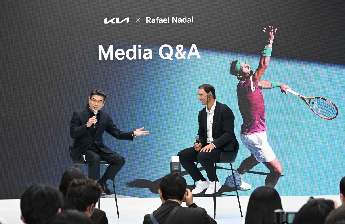▲기아 송호성 사장과 라파엘 나달이 파트너십 연장 조인식 미디어 Q&A 세션에서 답변하고 있는 모습. (사진=기아)