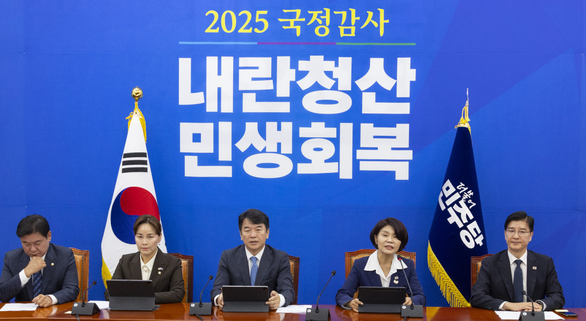 ▲한정애 더불어민주당 정책위의장이 23일 국회에서 열린 국정감사 대책 회의에서 발언하고 있다. (연합뉴스)