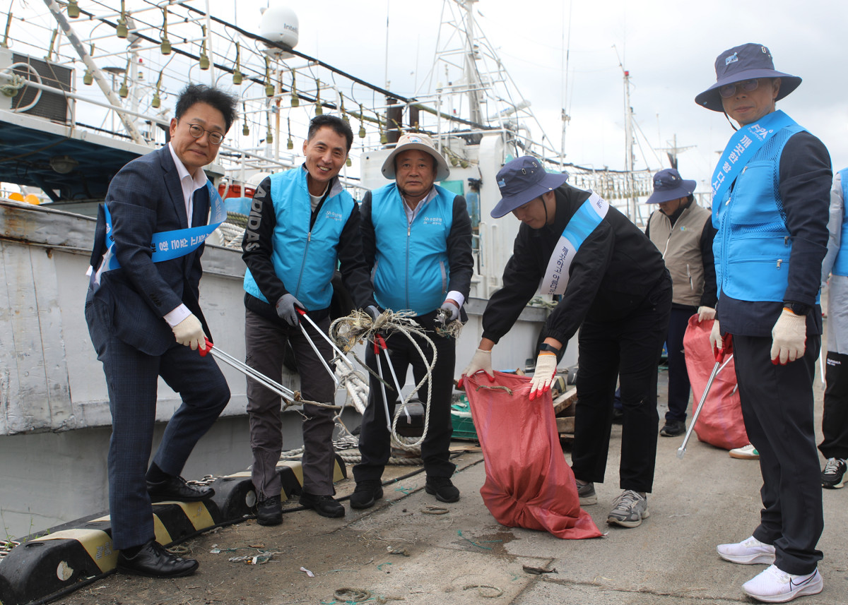 ▲(왼쪽부터)어촌어항공단 홍종욱 이사장, Sh수협은행 도문옥 수석부행장, 경주시수협 이영웅 조합장 등 자원봉사자들이 21일 경북 경주시 감포항 일대에서 플로깅을 하고 있다. (사진제공=Sh농협은행)