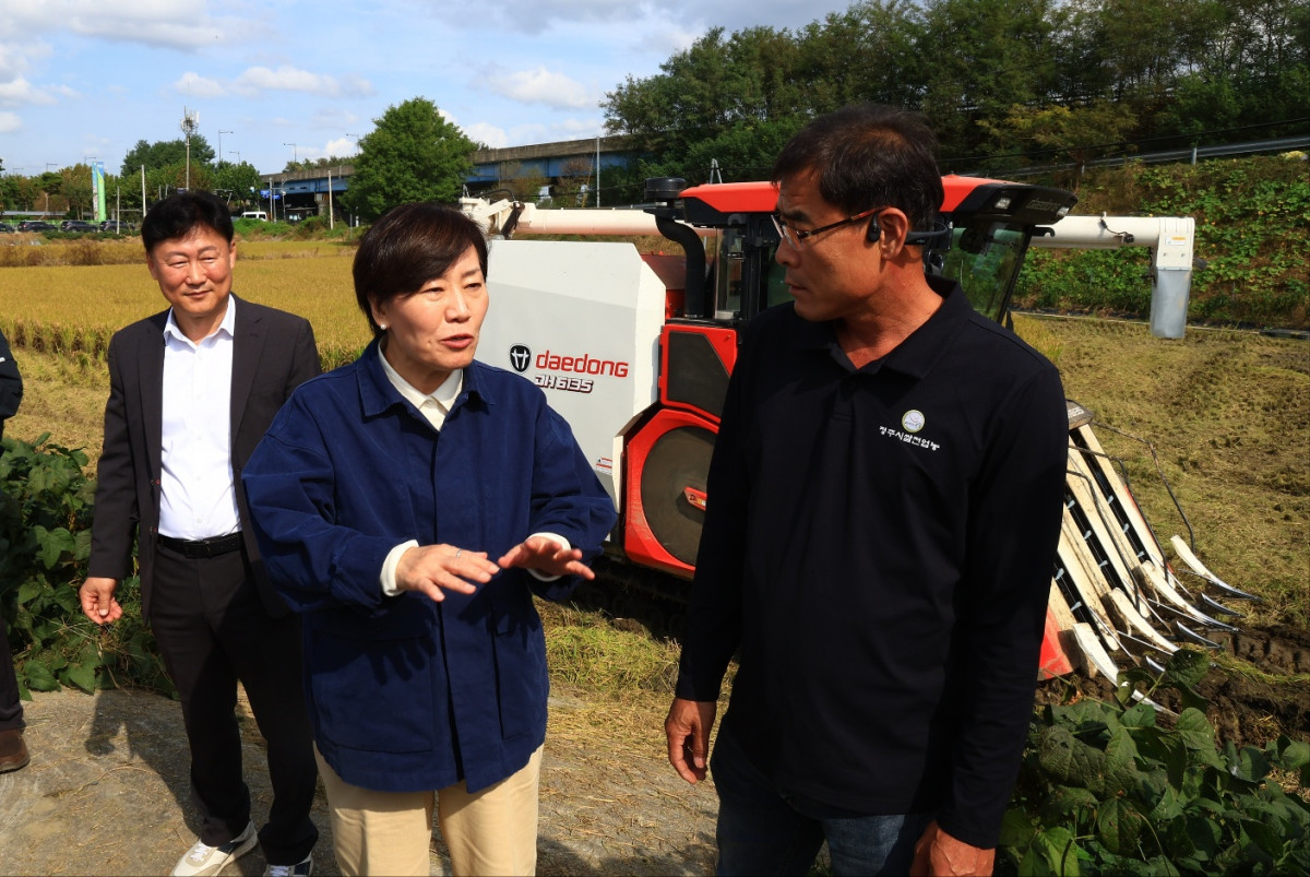 ▲송미령 농림축산식품부 장관(가운데)이 23일 충북 청주시 청원구 오창읍에 있는 청원생명농협쌀조합공동사업법인을 찾아 수확기 쌀 수급 상황 등에 대해 현장의 의견을 듣고 있다. (사진제공=농림축산식품부)