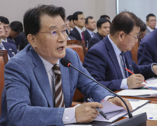 ▲유종필 창업진흥원 원장이 23일 국회 산업통상자원중소벤처기업위원회에서 열린 2025년도 국정감사에 출석해 의원 질의에 답하고 있다.  (연합뉴스 )