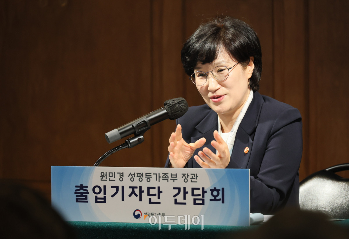 ▲원민경 성평등가족부 장관이 23일 서울 종로구에 있는 한 빌딩에서 열린 취임 후 첫 출입기자단 간담회에서 기자들의 질문에 답변하고 있다. (성평등가족부)