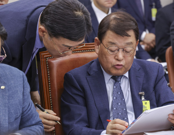 ▲박성효 소상공인시장진흥공단 이사장이 23일 국회 산업통상자원중소벤처기업위원회에서 열린 2025년도 국정감사에 출석해 답변 자료를 검토하고 있다.      (연합뉴스 )