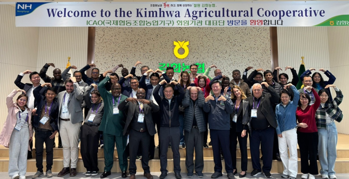▲농협중앙회는 20일부터 23일까지 국제협동조합연맹 농업기구(ICAO) 회원기관 대표단 23개국 44명을 초청해 한국형 농협 모델을 공유하는 연수 프로그램을 진행했다. 사진은 연수 참가자들이 기념 촬영을 하는 모습. (사진제공=농협중앙회)