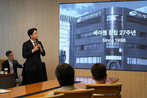 ▲이경수 대표이사 사장이 세라젬 창립 27주년 타운홀미팅에서 임직원들에게 회사 비전에 대한 메시지를 전하고 있다. (사진제공=세라젬 )