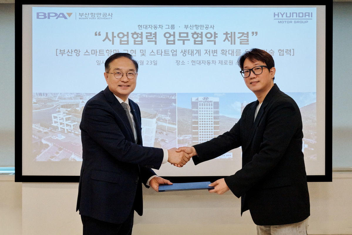 ▲(왼쪽부터) 부산항만공사 정원동 부사장, 현대차그룹 제로원실 노규승 실장이 기념사진을 촬영하는 모습 (사진=현대차그룹)