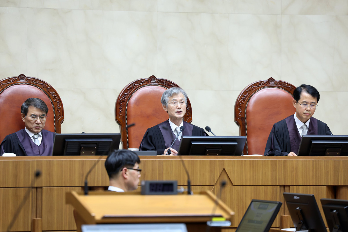 ▲ 조희대(가운데) 대법원장을 비롯한 대법관들이 23일 서울 서초동 대법원 대법정에 전원합의체 선고를 위해 자리하고 있다. 이날 대법 전합에서는 노태악(왼쪽) 대법관이 유일하게 반대 의견을 냈다. (사진 제공 = 대법원)