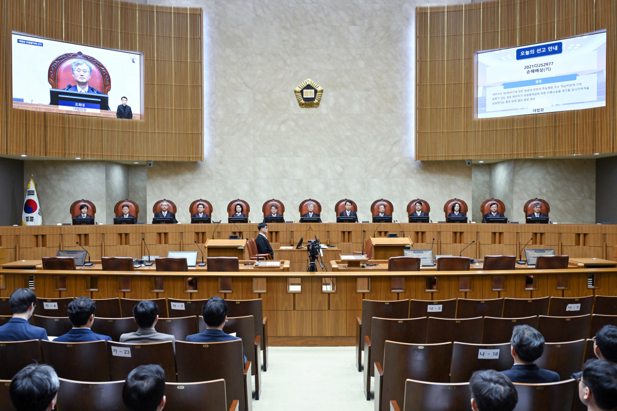 ▲ 조희대 대법원장을 비롯한 대법관들이 23일 서울 서초동 대법원 대법정에 전원합의체 선고를 위해 자리하고 있다. 이날 대법 전합은 명확한 법률적 근거 없이 추심 명령이 있다는 이유만으로 채무자가 당사자적격을 상실한다고 봤던 종전 판례를 폐기하고, 이 경우에도 당사자적격을 상실하지 않는다고 판례를 변경했다. (사진 제공 = 대법원)