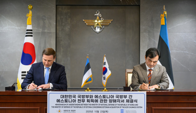 ▲안규백 국방부 장관과 한노 페브쿠르 에스토니아 국방장관이 23일 서울 용산구 국방부에서 천무 획득에 관한 양해각서에 서명하고 있다.  (국방부)