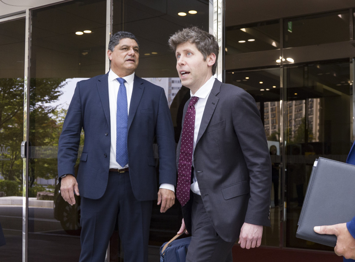 ▲샘 올트먼 오픈AI 최고경영자(CEO)가 1일 서울 강서구 김포공항 비즈니스항공센터를 통해 입국하고 있다. (뉴시스)