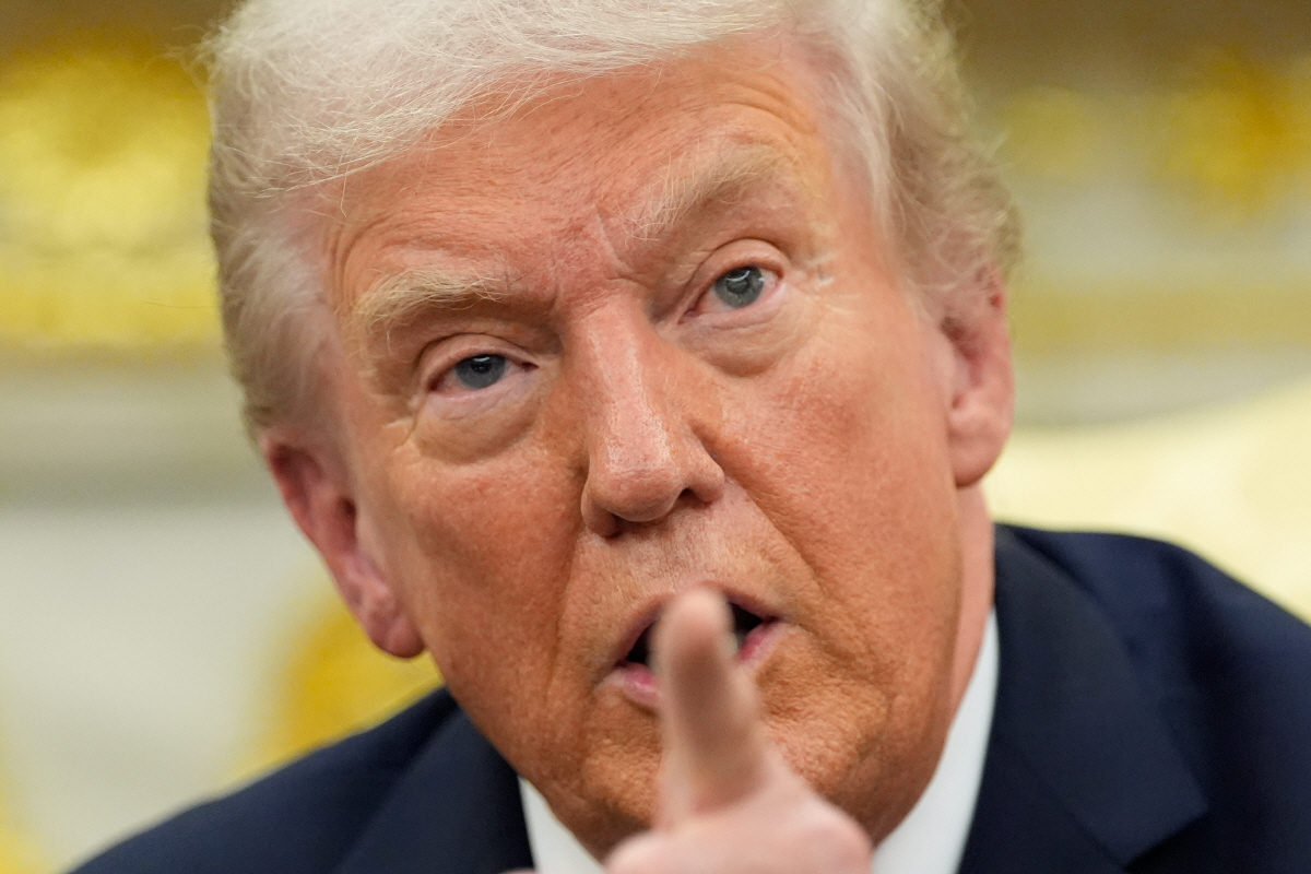 ▲도널드 트럼프 미국 대통령이 22일(현지시간) 백악관 집무실에서 대화하고 있다. 워싱턴D.C./AP연합뉴스