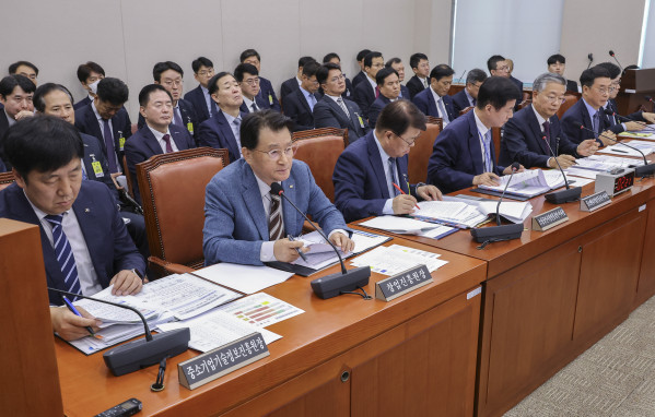 ▲창업진흥원 원장이 23일 국회 산업통상자원중소벤처기업위원회에서 열린 2025년도 국정감사에 출석해 의원 질의에 답하고 있다.  (연합뉴스 )
