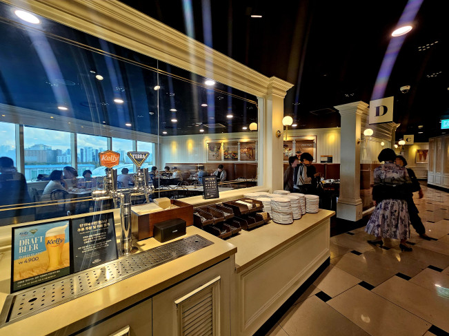 ▲23일 낮 애슐리퀸즈 목동행복한백화점점에서 식사를 하는 이용객들이 보이고 있다. (사진=정영인 기자 oin@)