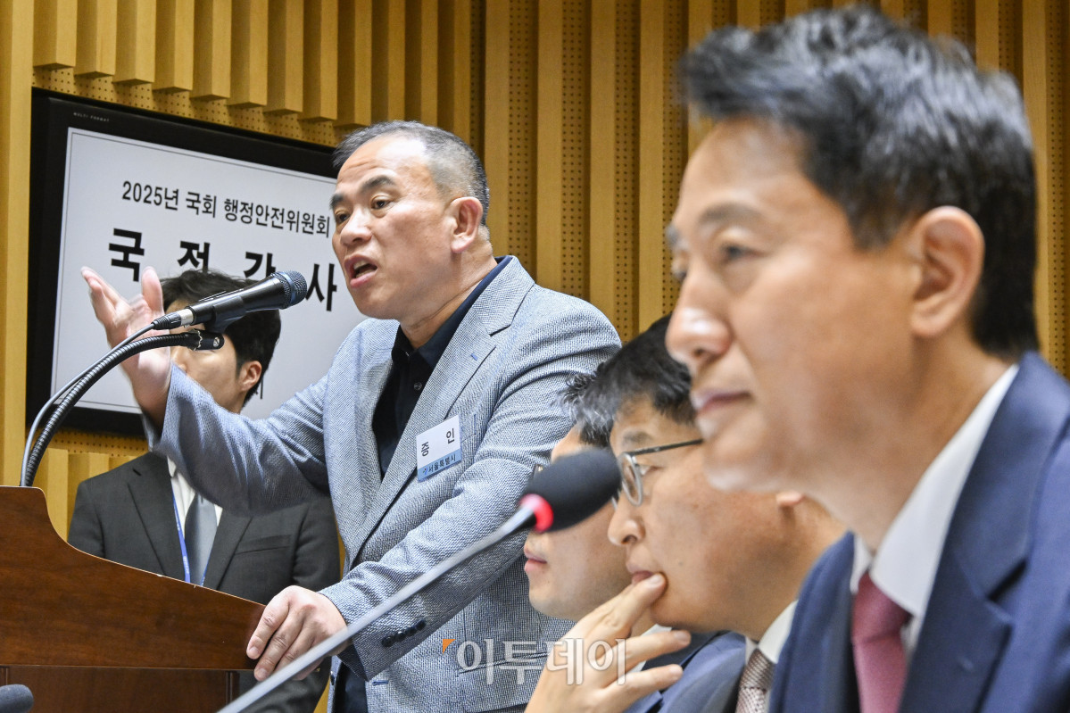 ▲'정치 브로커' 명태균 씨가 23일 서울 중구 서울시청에서 열린 2025년 국회 행정안전위원회 국정감사에서 의원 질의에 답변을 하고 있다. 조현호 기자 hyunho@