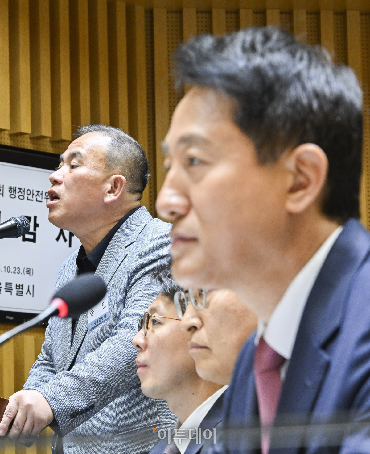 ▲'정치 브로커' 명태균 씨가 23일 서울 중구 서울시청에서 열린 2025년 국회 행정안전위원회 국정감사에서 의원 질의에 답변을 하고 있다. 조현호 기자 hyunho@