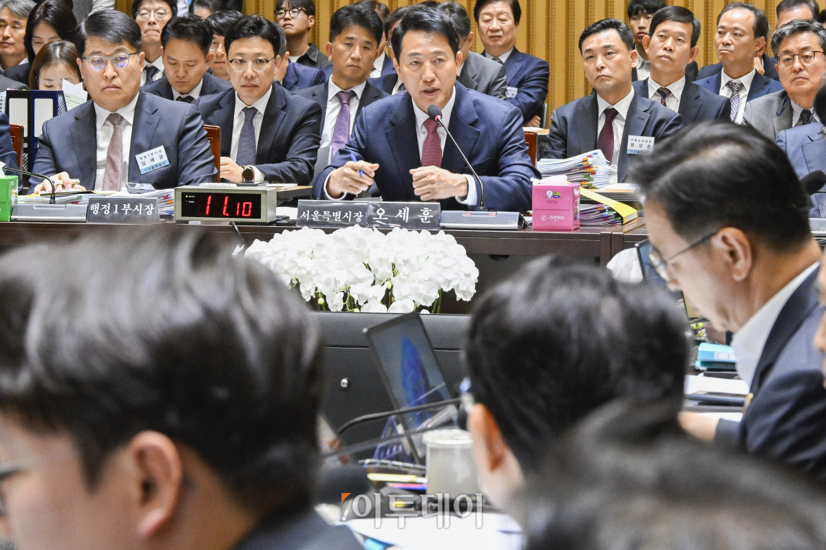 ▲오세훈 서울시장이 23일 서울 중구 서울시청에서 열린 2025년 국회 행정안전위원회 국정감사에서 의원 질의에 답변을 하고 있다. 조현호 기자 hyunho@
