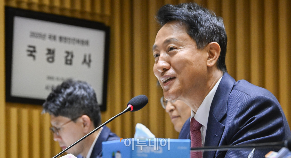 ▲오세훈 서울시장이 23일 서울 중구 서울시청에서 열린 2025년 국회 행정안전위원회 국정감사에서 의원 질의에 답변을 하고 있다.  (이투데이DB)