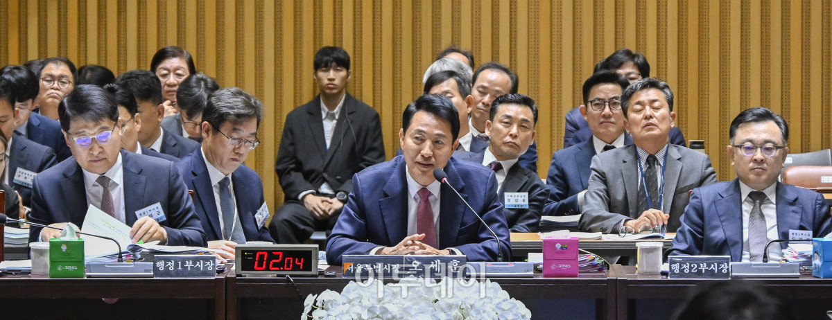 ▲오세훈 서울시장이 23일 서울 중구 서울시청에서 열린 2025년 국회 행정안전위원회 국정감사에서 의원 질의에 답변을 하고 있다. 조현호 기자 hyunho@