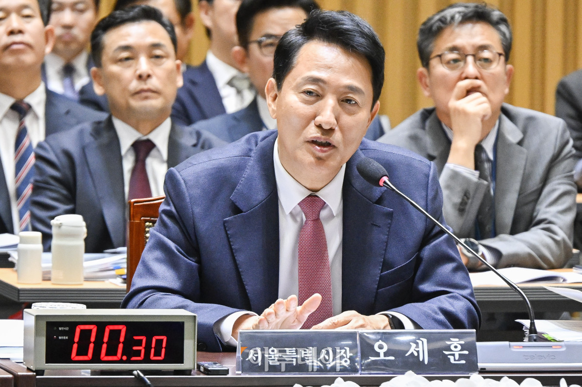 ▲오세훈 서울시장이 23일 서울 중구 서울시청에서 열린 2025년 국회 행정안전위원회 국정감사에서 의원 질의에 답변을 하고 있다. 조현호 기자 hyunho@