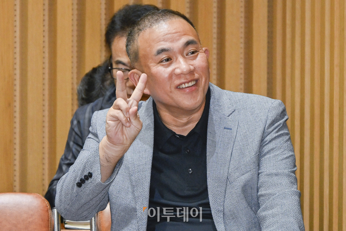 ▲'정치 브로커' 명태균 씨가 23일 서울 중구 서울시청에서 열린 2025년 국회 행정안전위원회 국정감사에서 취재진 카메라를 보며 브이를 하고 있다. 조현호 기자 hyunho@