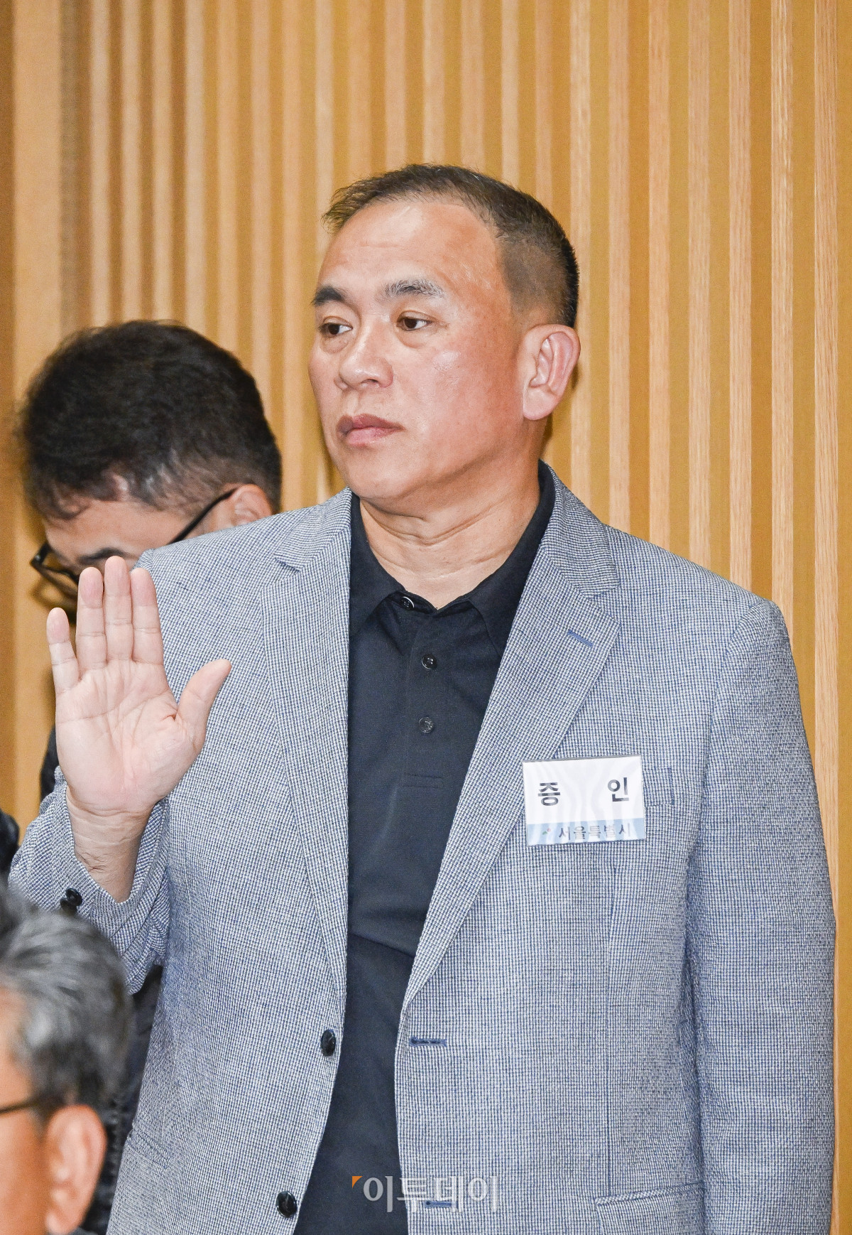 ▲'정치 브로커' 명태균 씨가 23일 서울 중구 서울시청에서 열린 2025년 국회 행정안전위원회 국정감사에서 증인 선서를 하고 있다. 조현호 기자 hyunho@