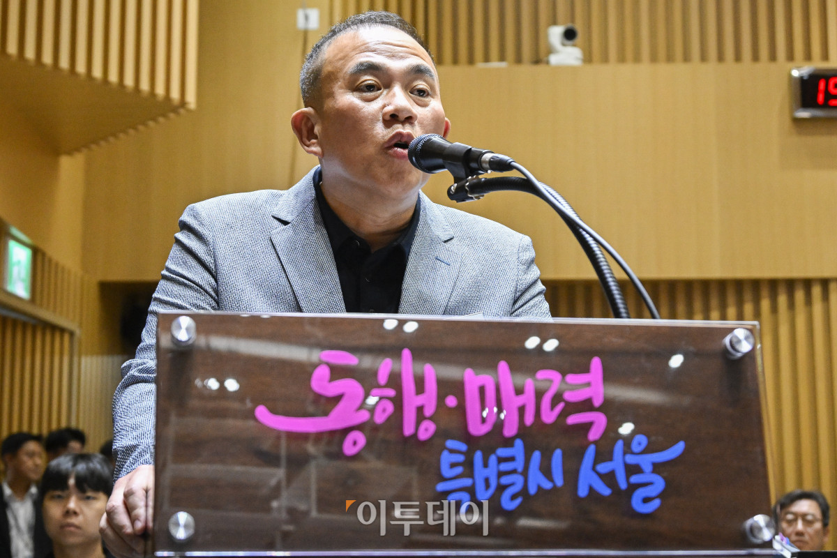 ▲'정치 브로커' 명태균 씨가 23일 서울 중구 서울시청에서 열린 2025년 국회 행정안전위원회 국정감사에서 의원 질의에 답변을 하고 있다. 조현호 기자 hyunho@