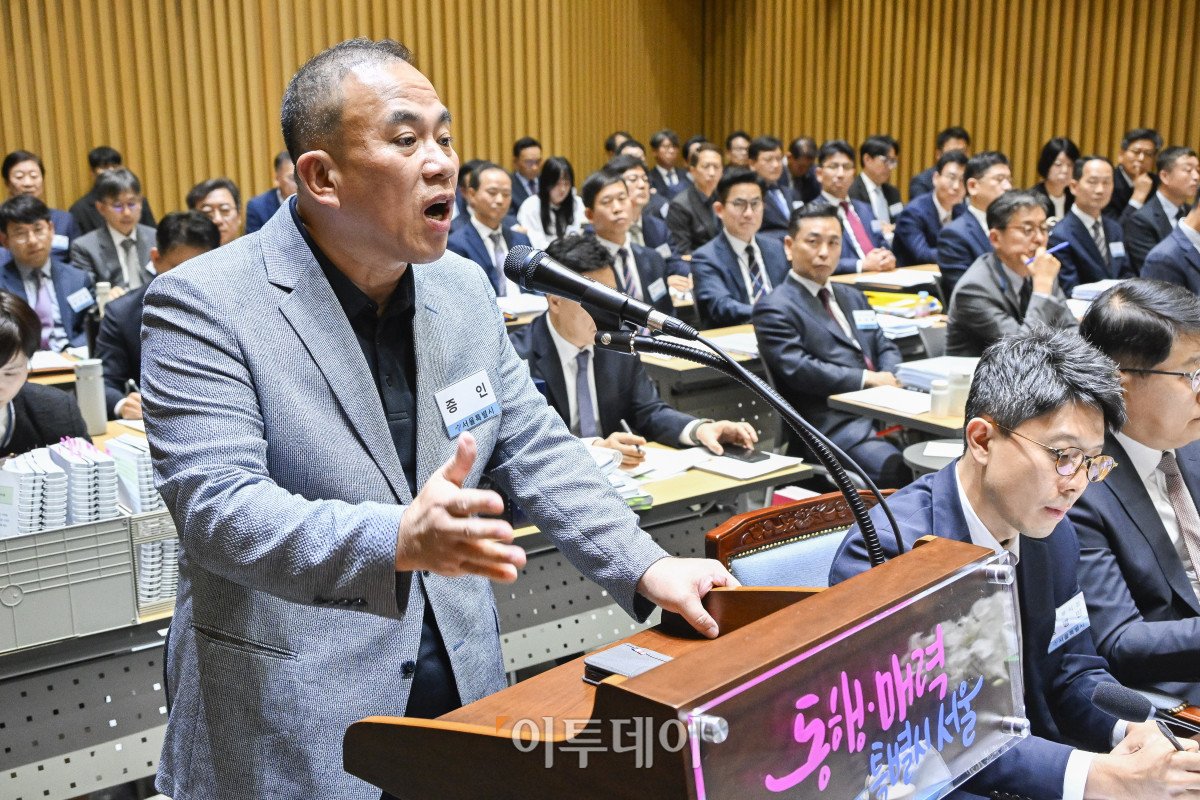 ▲'정치 브로커' 명태균 씨가 23일 서울 중구 서울시청에서 열린 2025년 국회 행정안전위원회 국정감사에서 의원 질의에 답변을 하고 있다. 조현호 기자 hyunho@