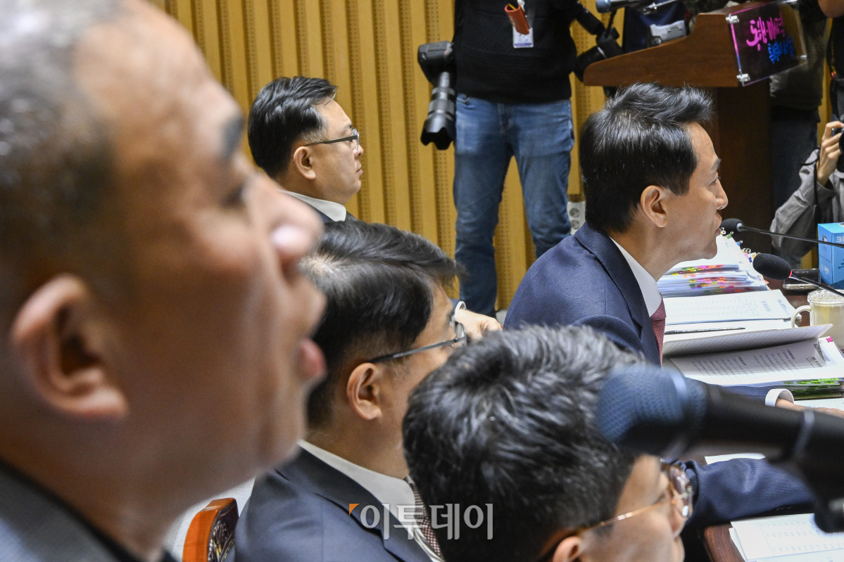 ▲오세훈 서울시장이 23일 서울 중구 서울시청에서 열린 2025년 국회 행정안전위원회 국정감사에서 의원 질의에 답변을 하고 있다. 조현호 기자 hyunho@
